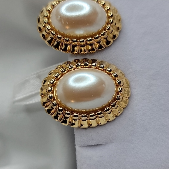 Vintage Faux Pearl Gold tone Monet Clip on earrings - Picture 9 of 16